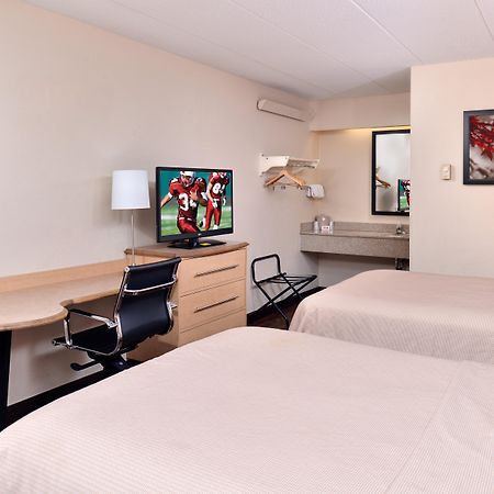 Super 8 By Wyndham Deerfield - Northbrook Hotel Bagian luar foto