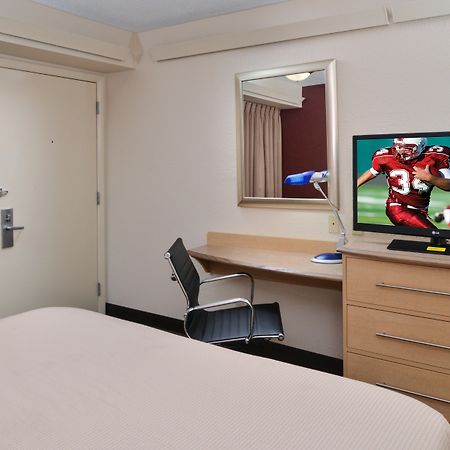 Super 8 By Wyndham Deerfield - Northbrook Hotel Bagian luar foto