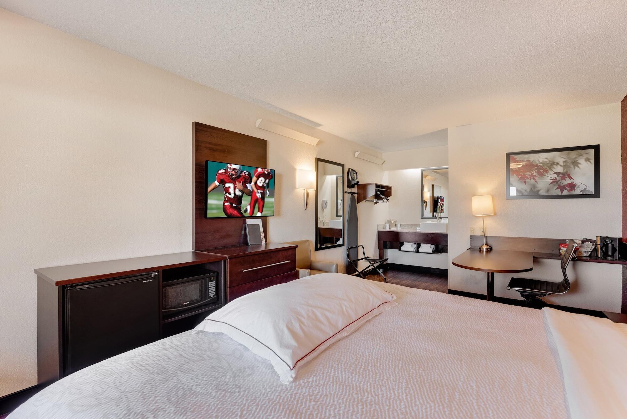Super 8 By Wyndham Deerfield - Northbrook Hotel Bagian luar foto