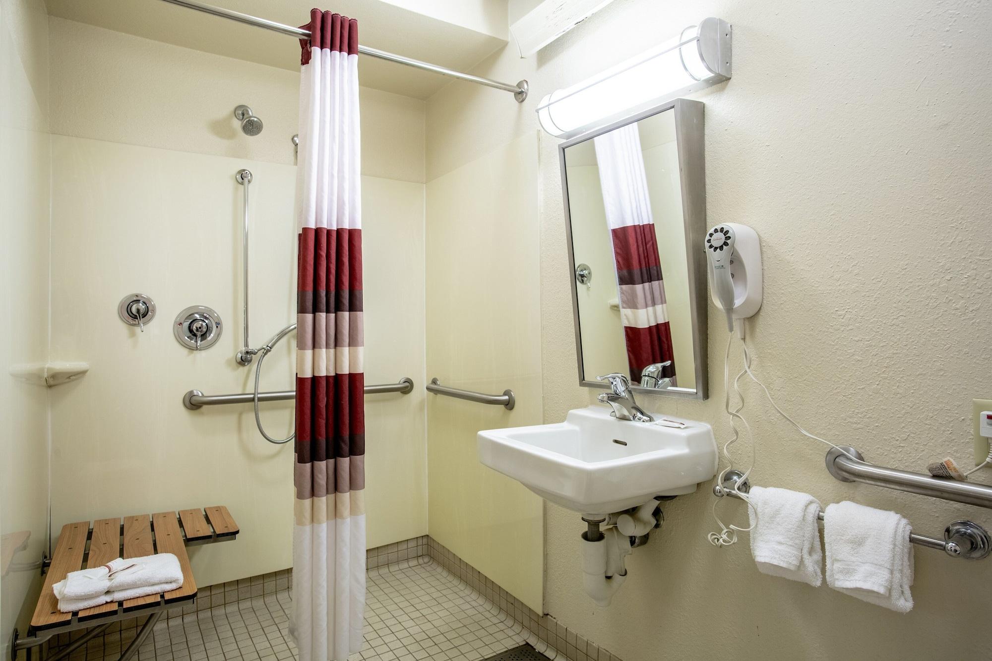 Super 8 By Wyndham Deerfield - Northbrook Hotel Bagian luar foto