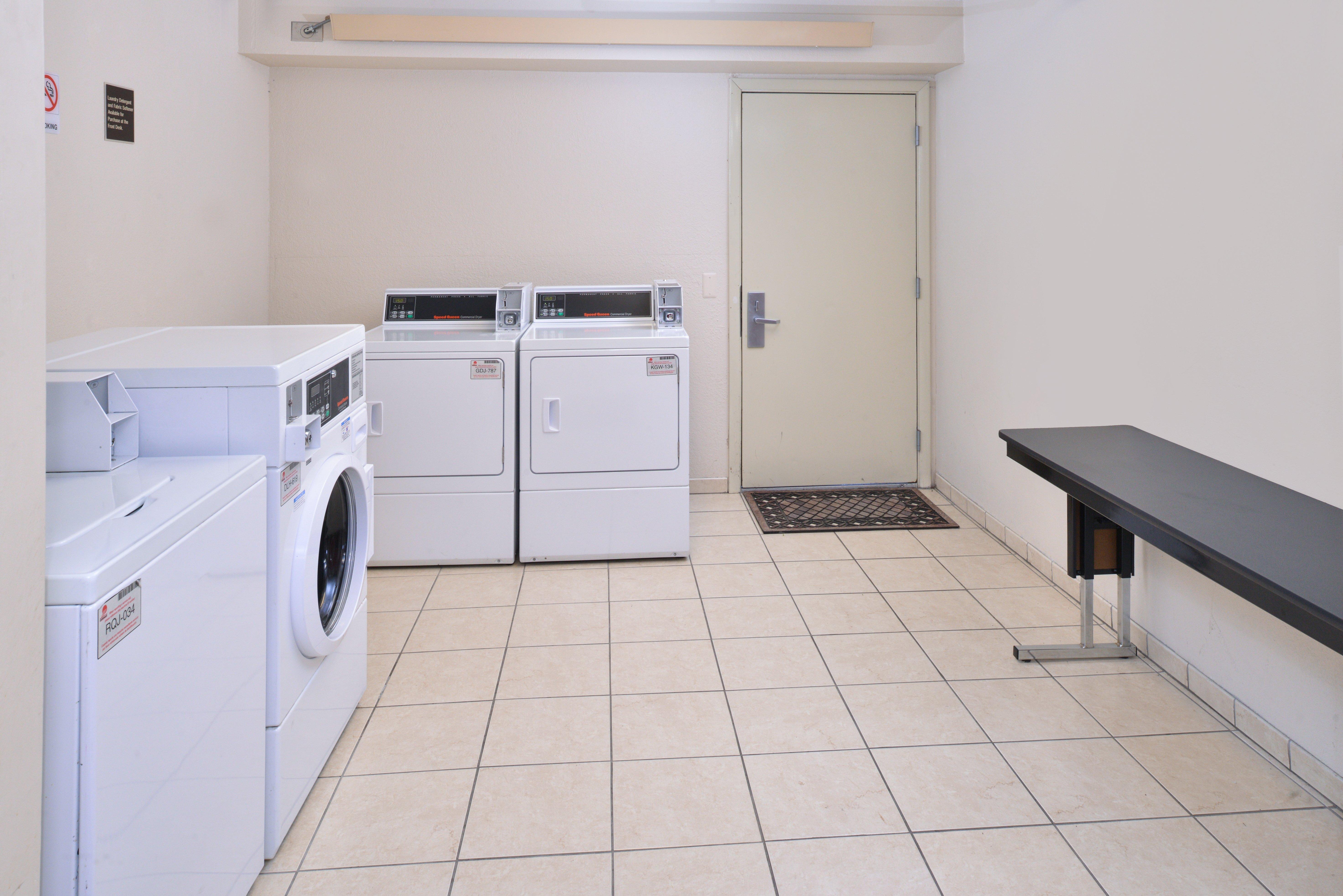 Super 8 By Wyndham Deerfield - Northbrook Hotel Bagian luar foto
