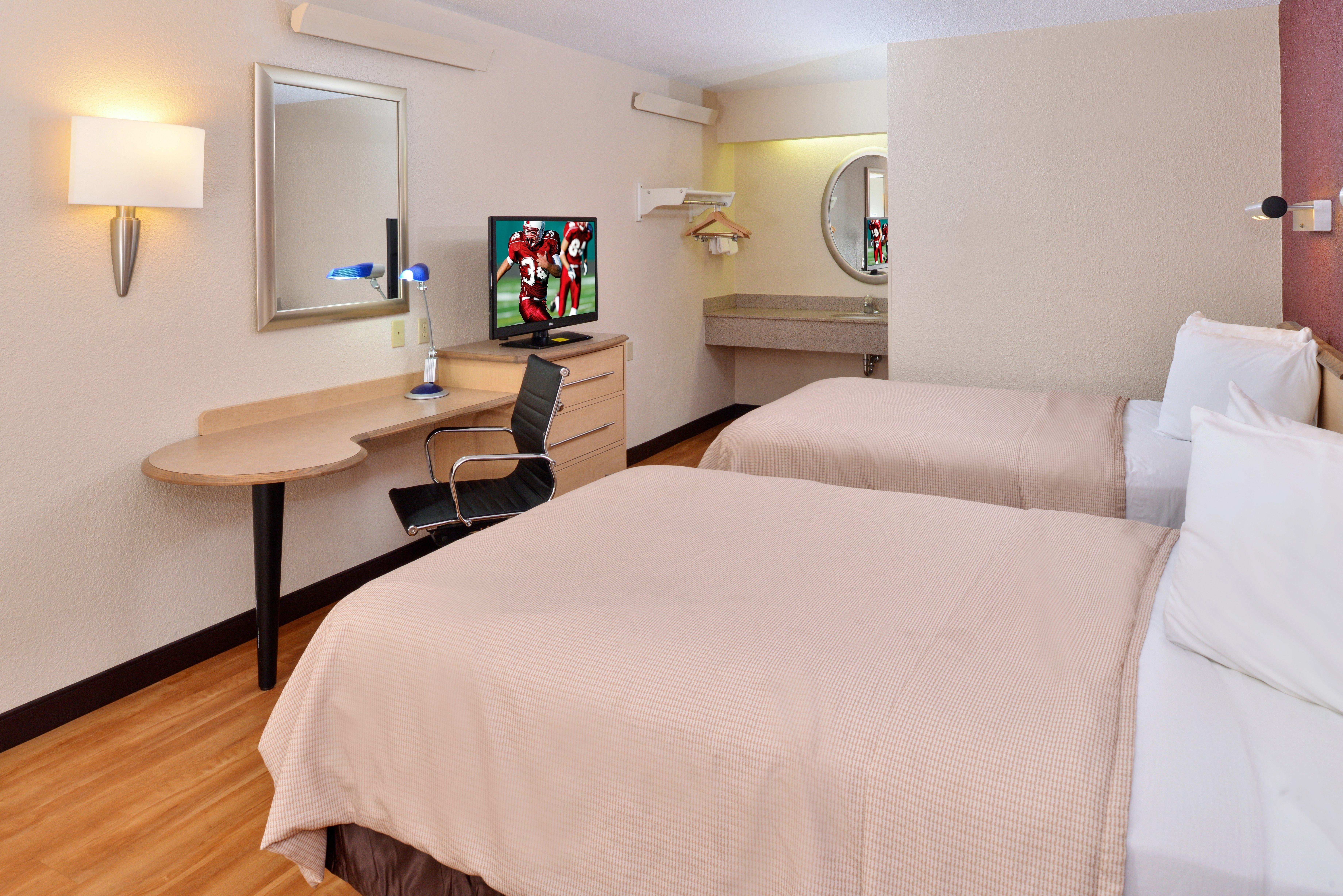 Super 8 By Wyndham Deerfield - Northbrook Hotel Bagian luar foto