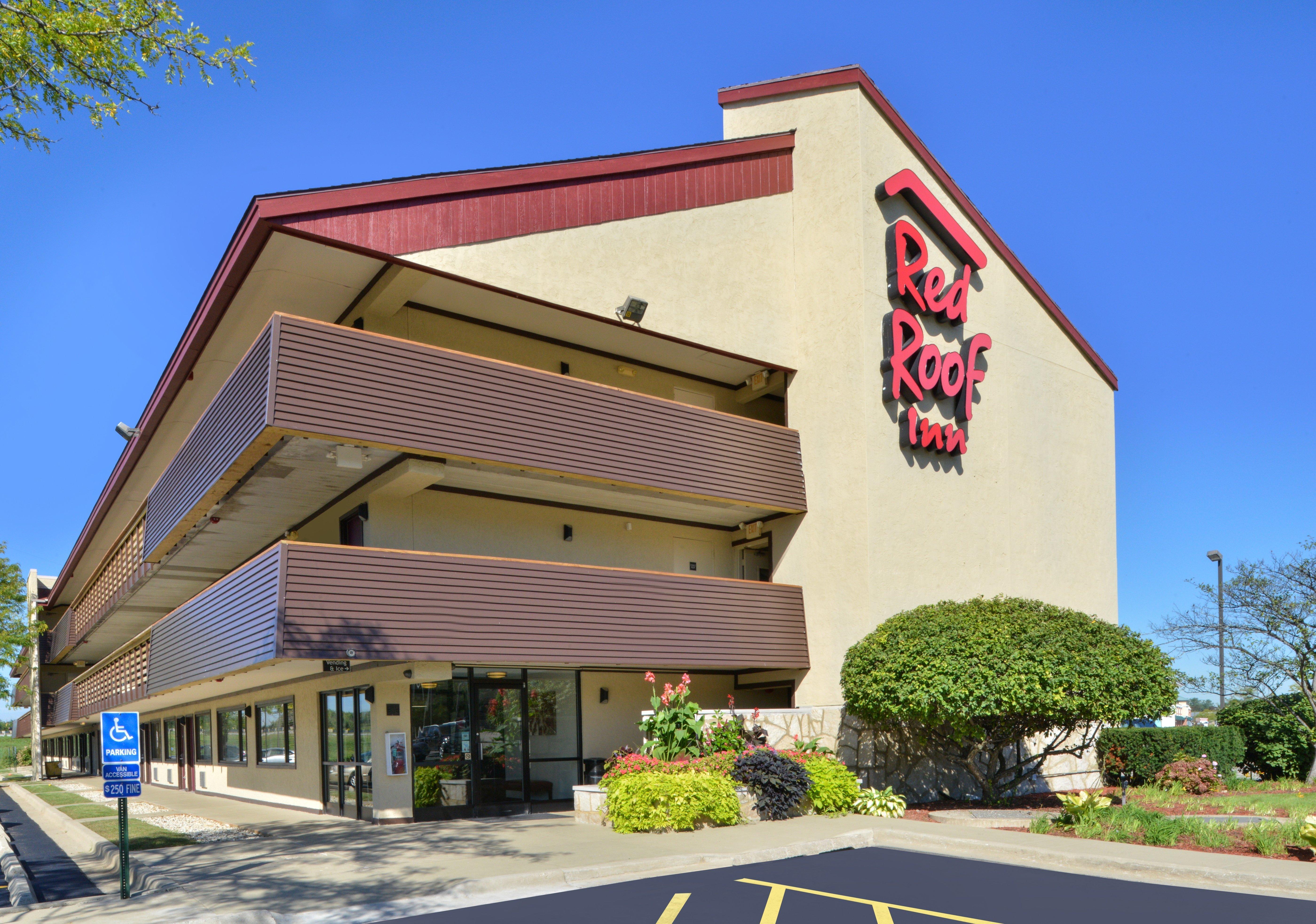 Super 8 By Wyndham Deerfield - Northbrook Hotel Bagian luar foto