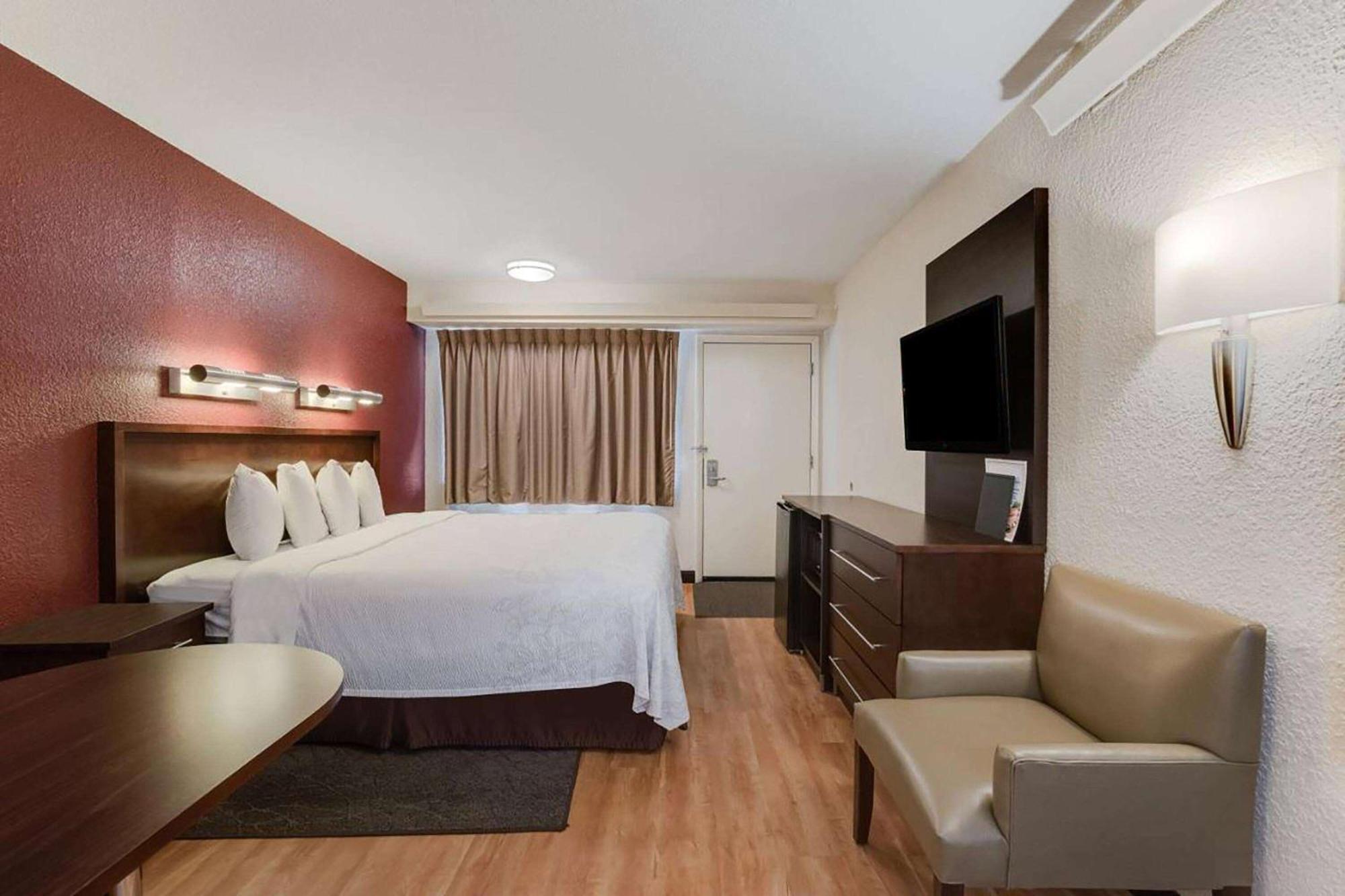 Super 8 By Wyndham Deerfield - Northbrook Hotel Bagian luar foto