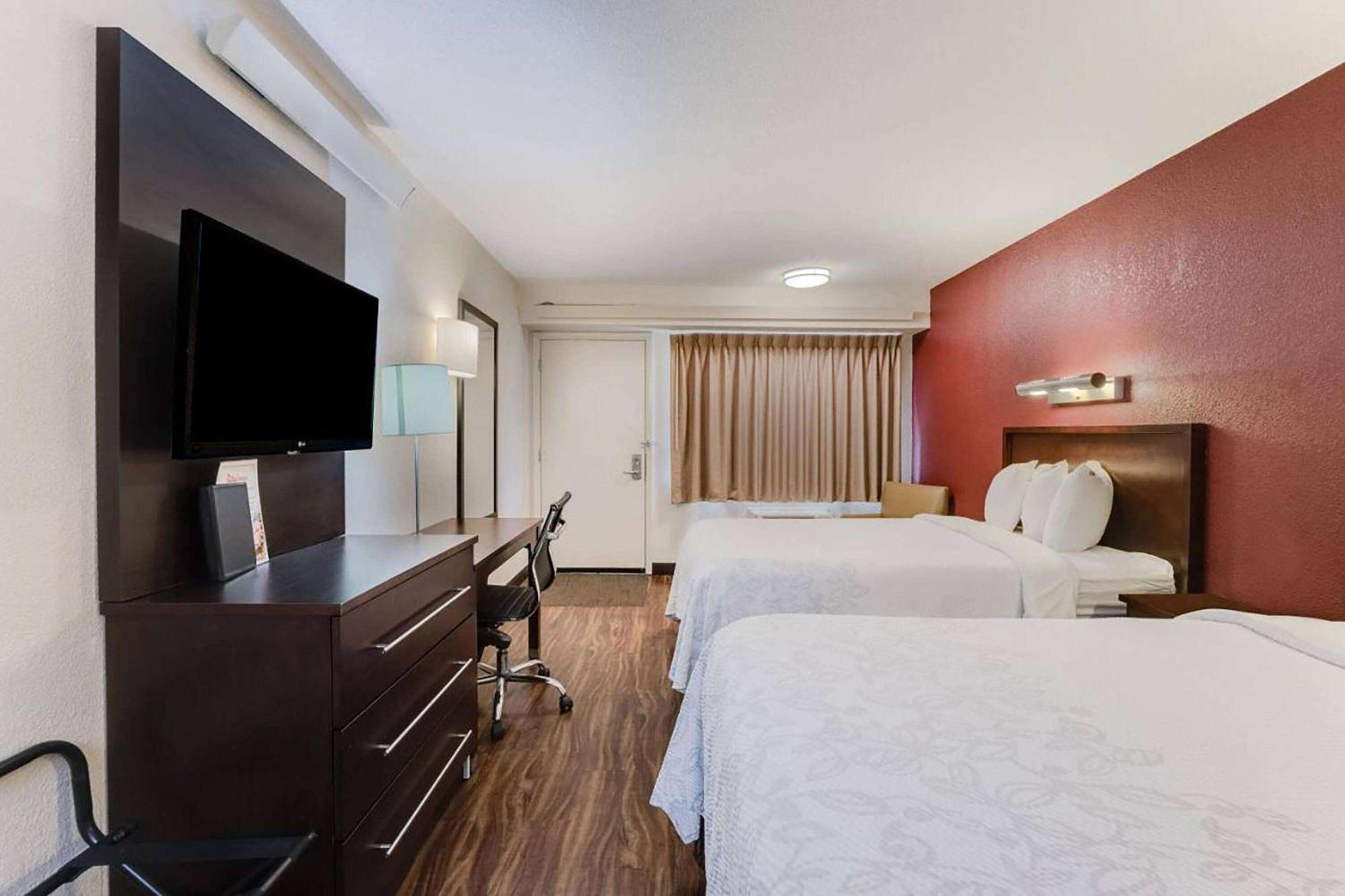 Super 8 By Wyndham Deerfield - Northbrook Hotel Bagian luar foto