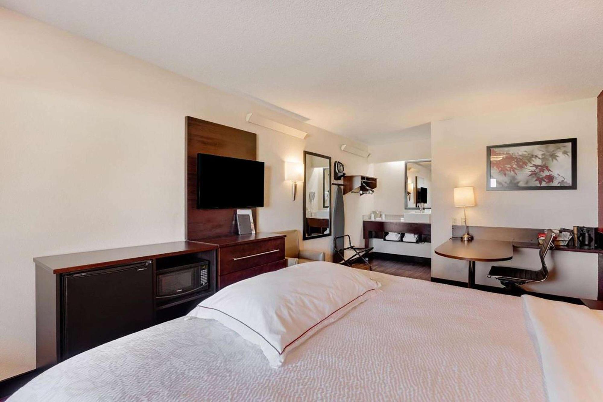 Super 8 By Wyndham Deerfield - Northbrook Hotel Bagian luar foto