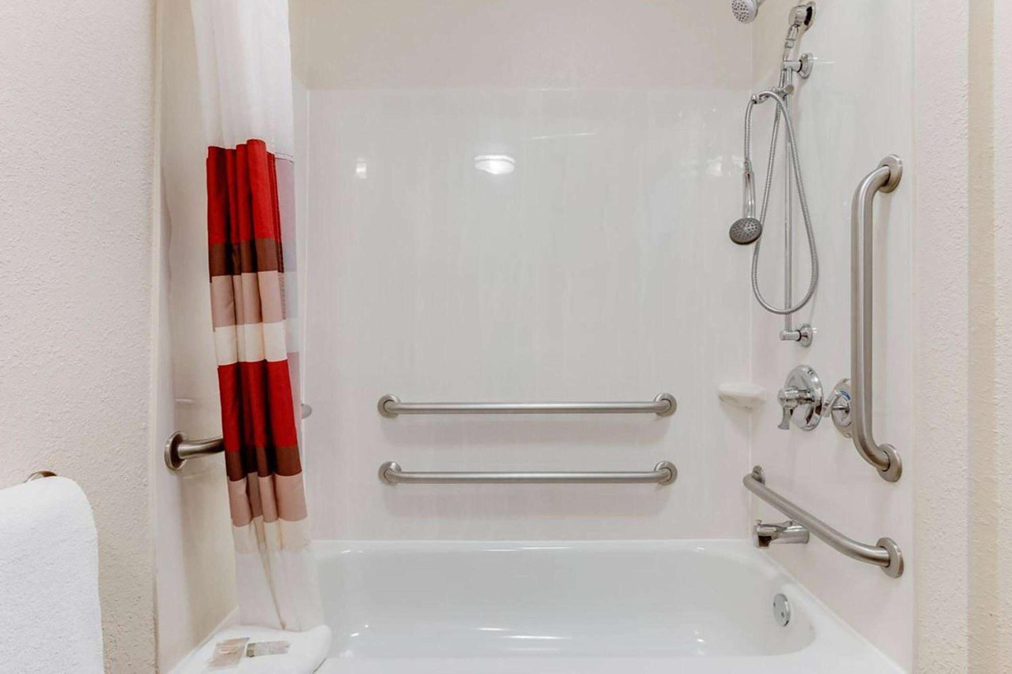 Super 8 By Wyndham Deerfield - Northbrook Hotel Bagian luar foto