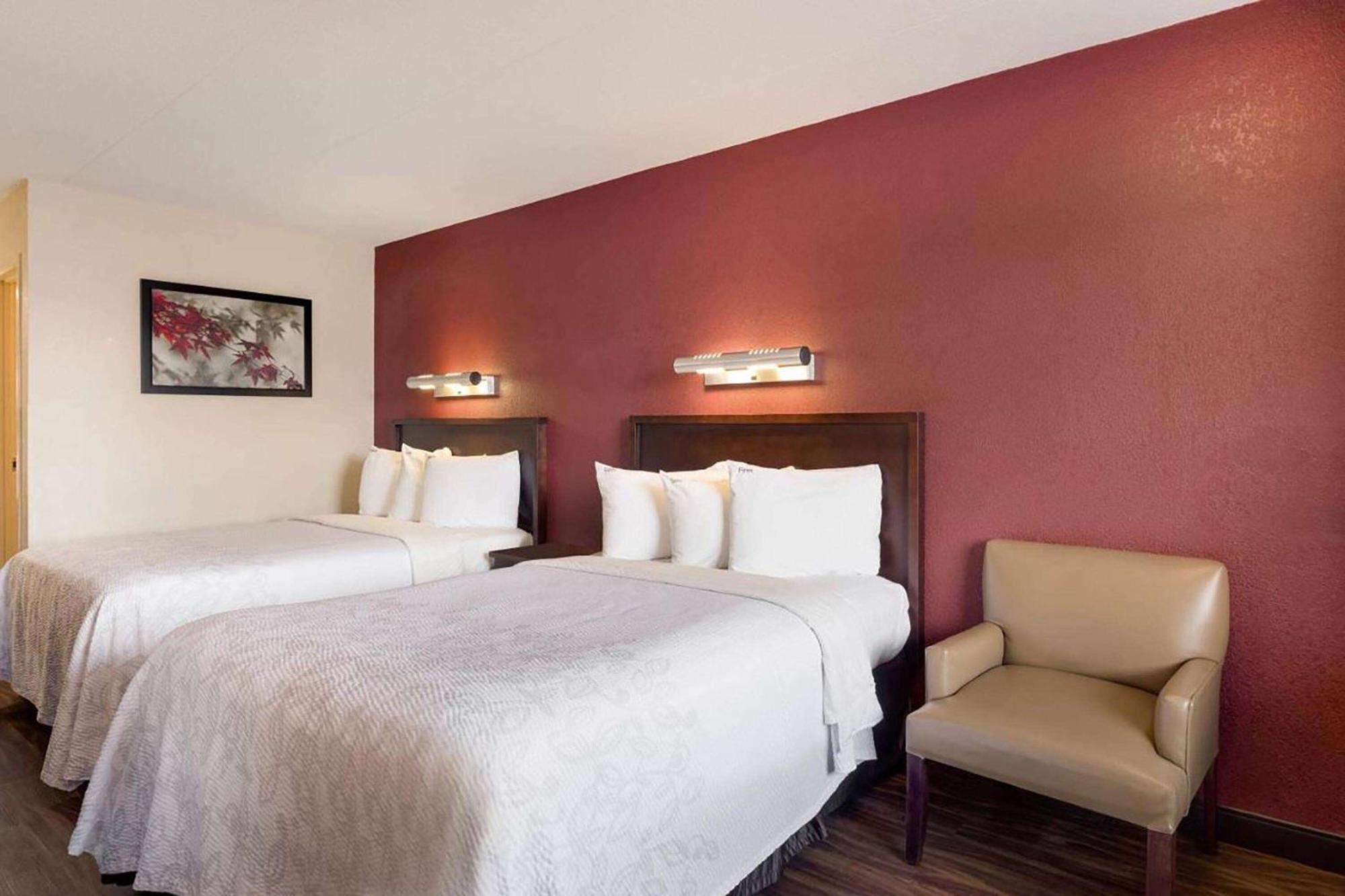 Super 8 By Wyndham Deerfield - Northbrook Hotel Bagian luar foto