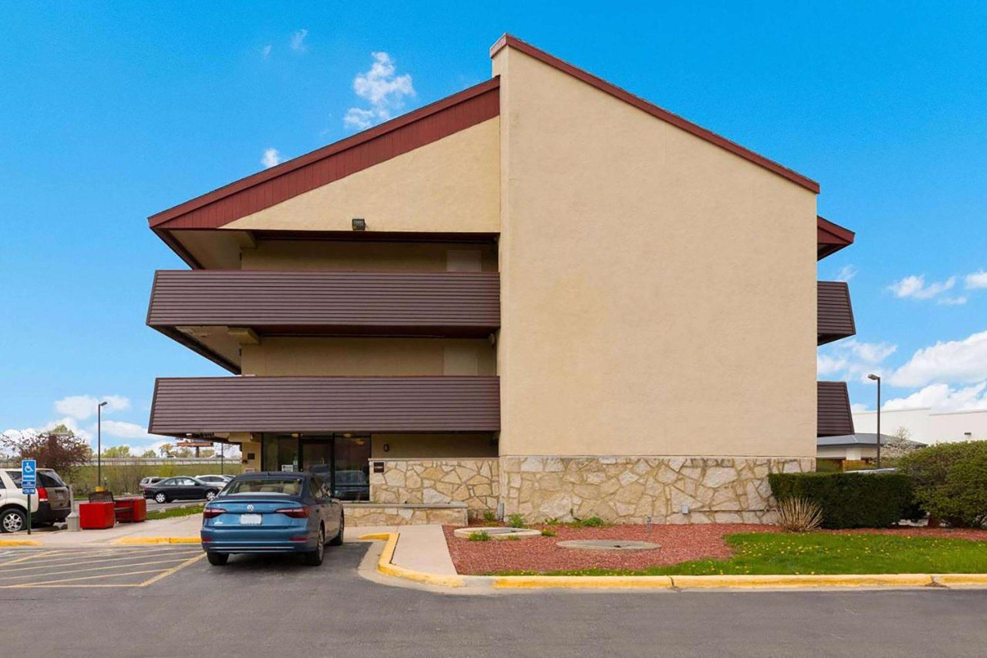 Super 8 By Wyndham Deerfield - Northbrook Hotel Bagian luar foto