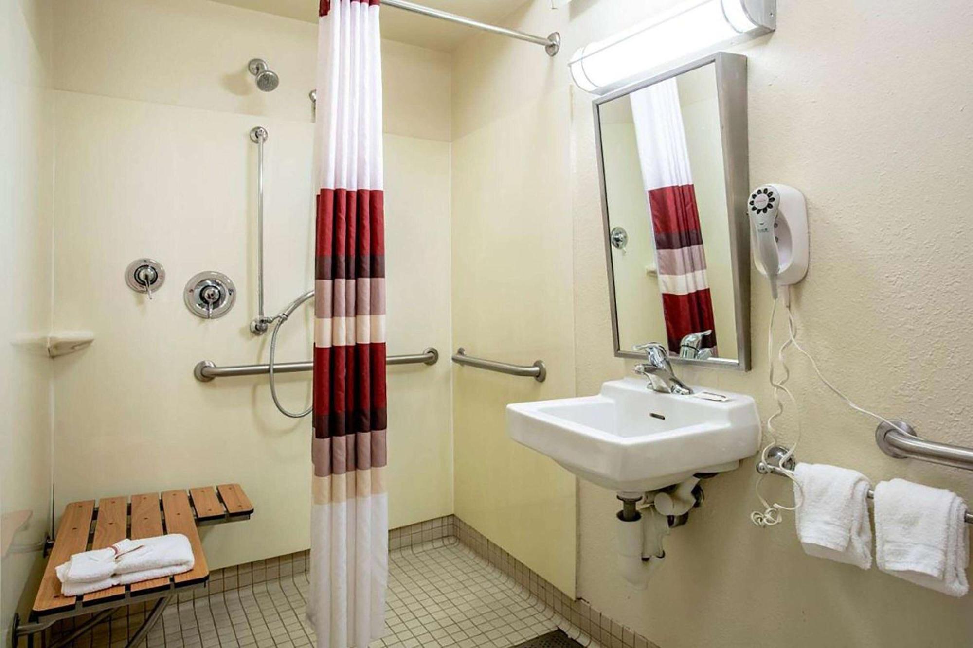 Super 8 By Wyndham Deerfield - Northbrook Hotel Bagian luar foto