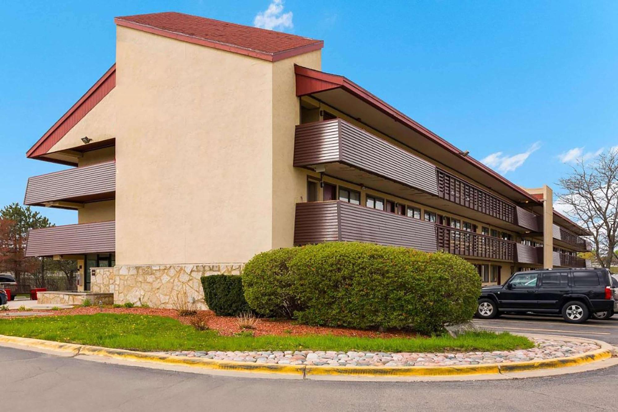 Super 8 By Wyndham Deerfield - Northbrook Hotel Bagian luar foto
